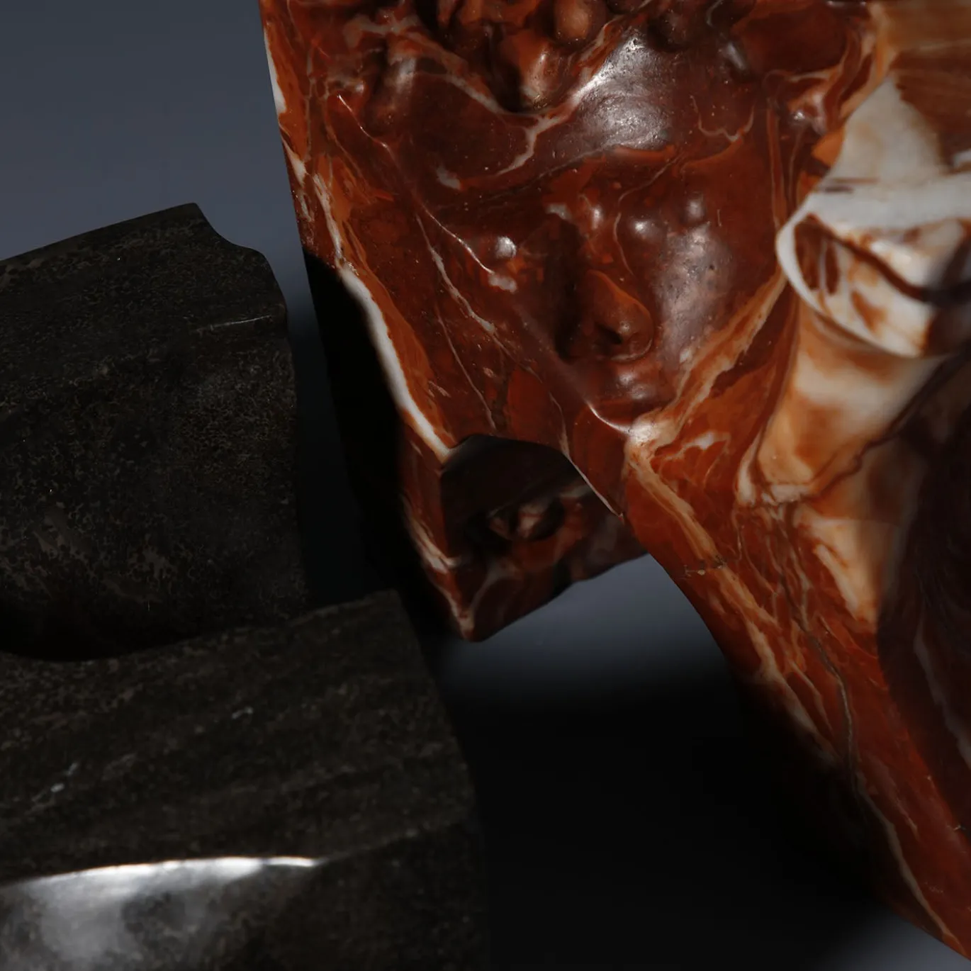 Scultura The Kiss in marmo rosso e nero