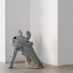 Scultura The leaning outcast