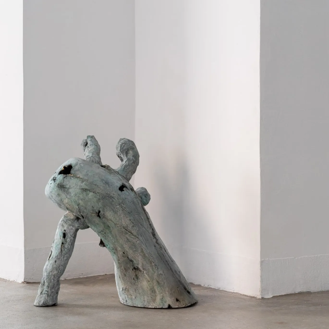 Scultura The leaning outcast