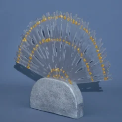 Scultura Ventaglio di Luce in vetro trasparente con mica dorata e base in cemento argentato