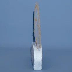 Scultura Ventaglio di Luce in vetro trasparente con mica dorata e base in cemento argentato