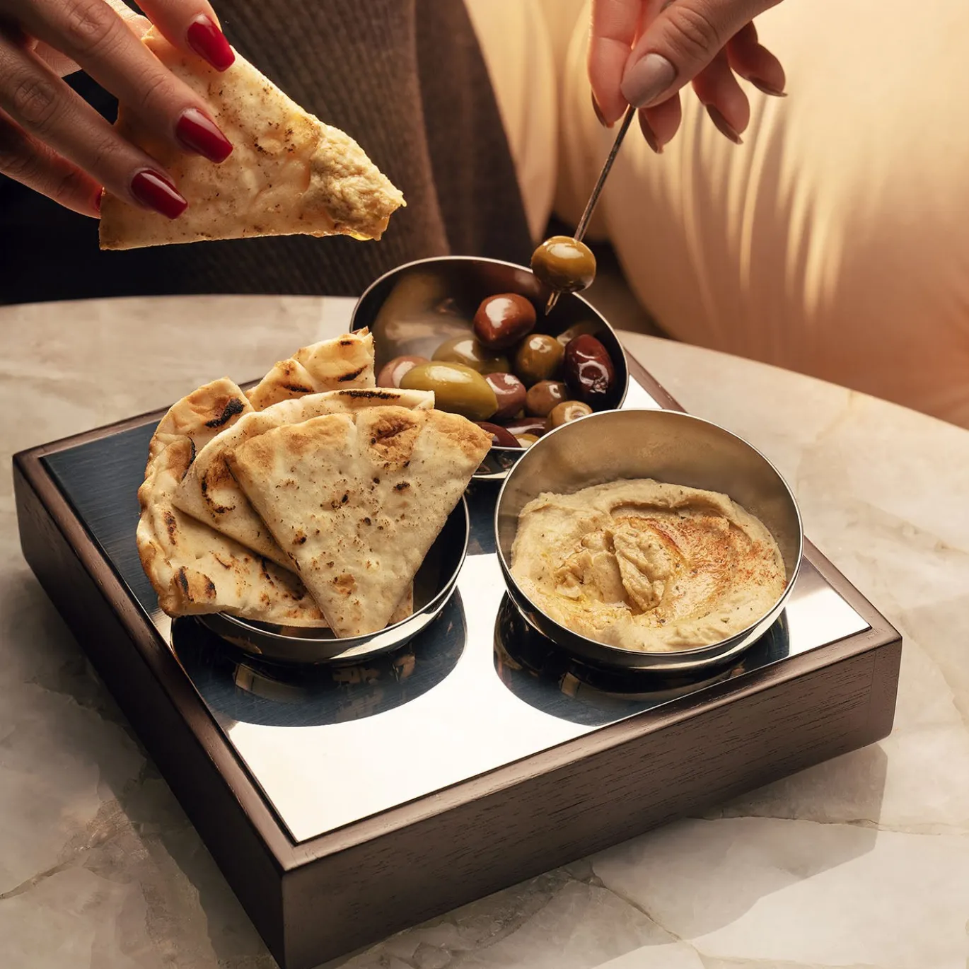 Set aperitivo con tre ciotole in legno e acciaio inossidabile