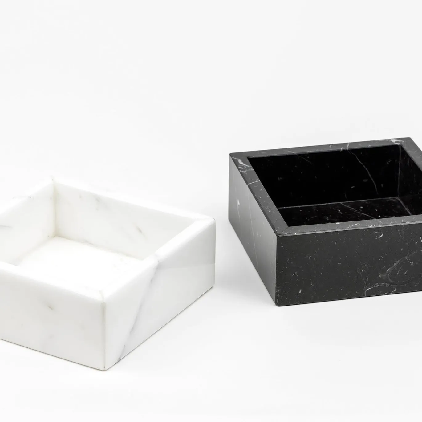 Set composto da un vassoio e una scatola in marmo nero Marquina