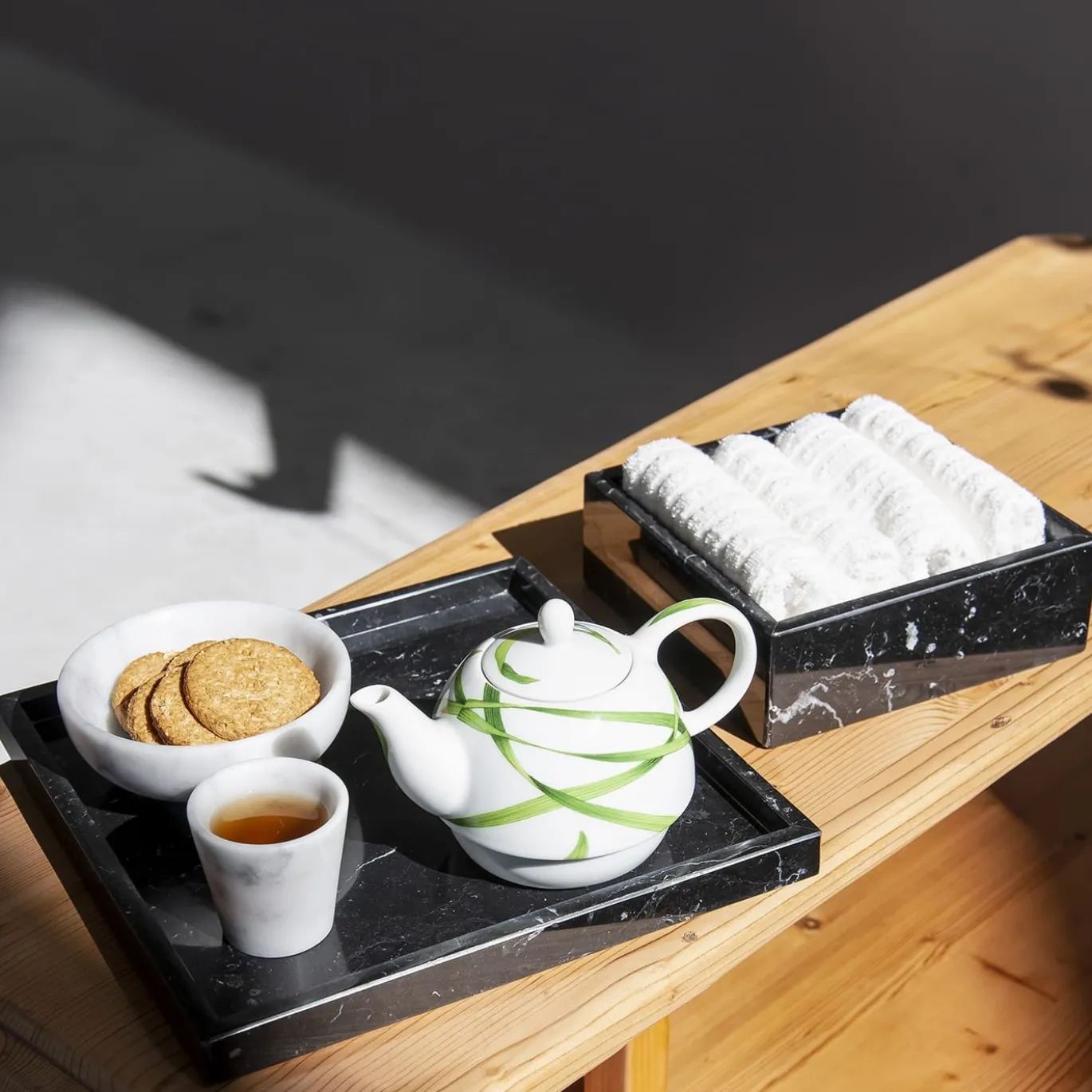 Set composto da un vassoio e una scatola in marmo nero Marquina