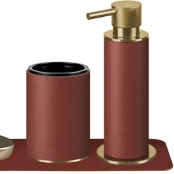 Set da bagno bordeaux con dettagli dorati