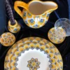 Set da pranzo in maiolica con piume di pavone giallo