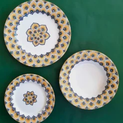 Set da pranzo in maiolica con piume di pavone giallo