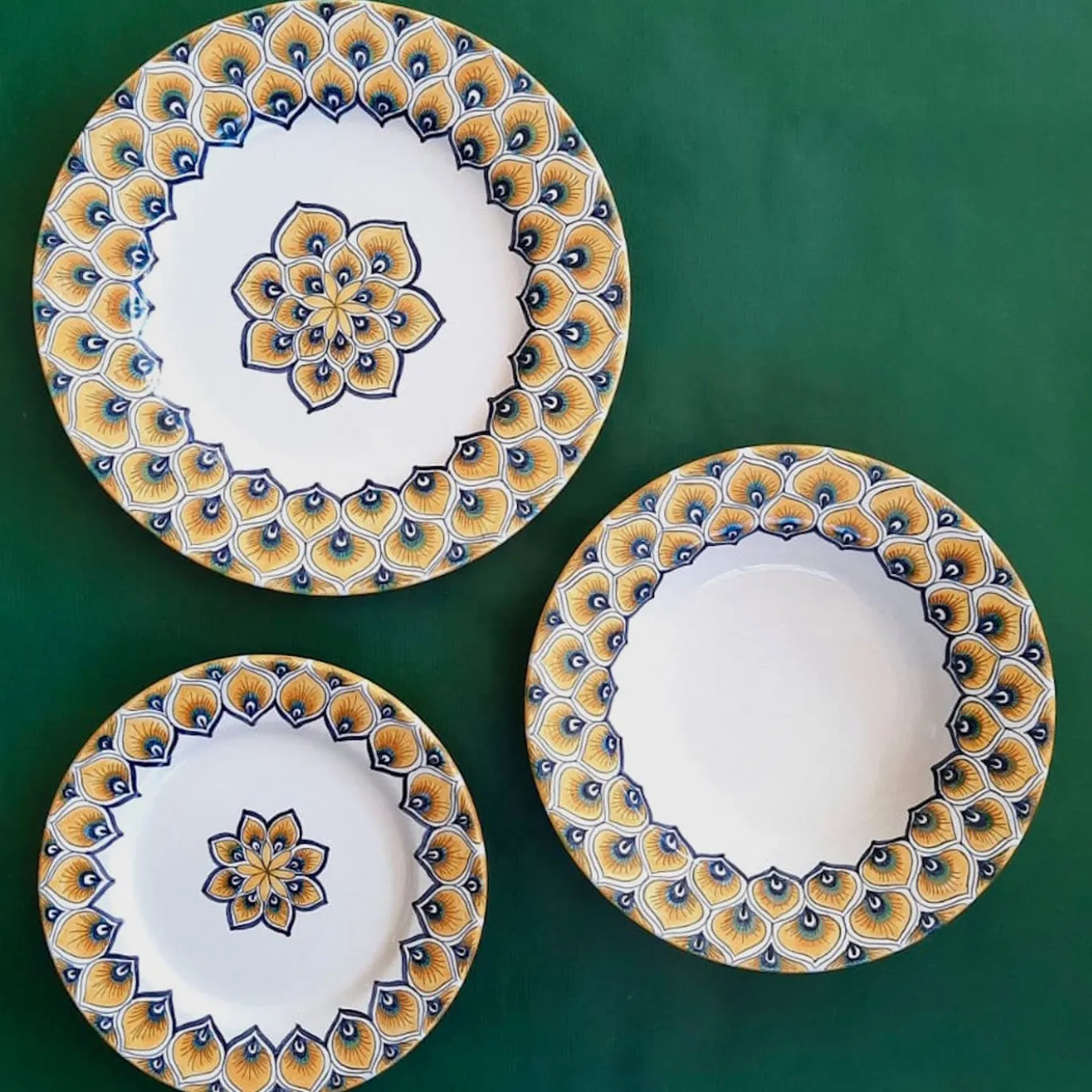 Set da pranzo in maiolica con piume di pavone giallo