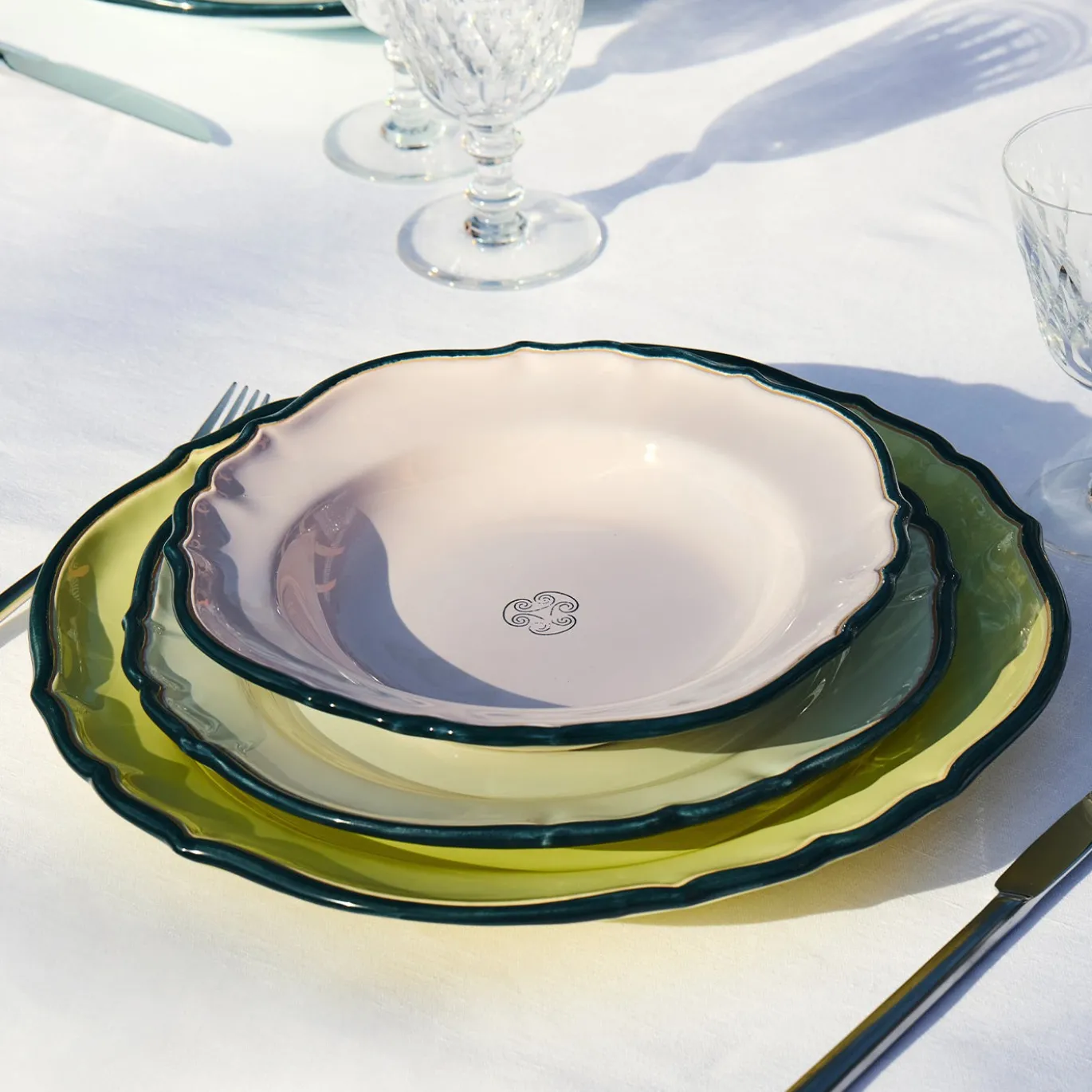 Set da pranzo Monogram Rosa Poudrè in ceramica