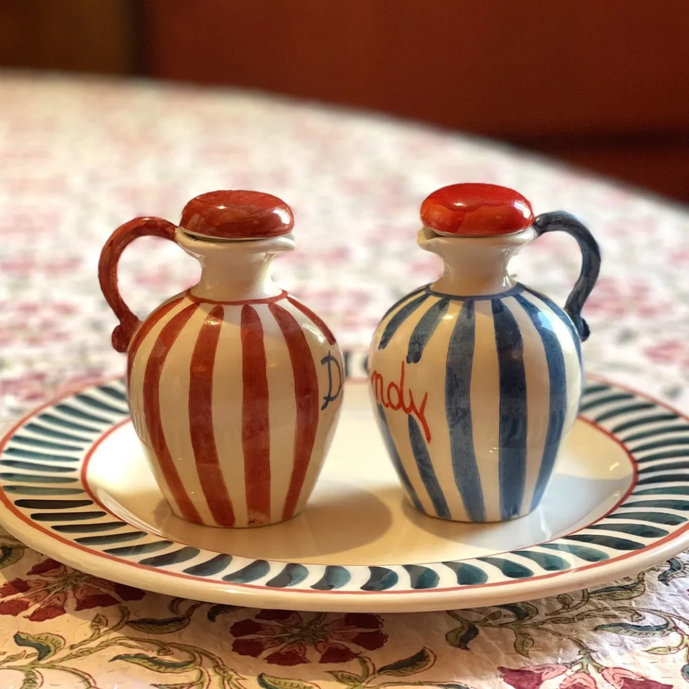 Set di bottiglie di olio e aceto in ceramica rossa
