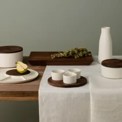 Set di 2 contenitori rotondi in ceramica bianca con coperchio in legno