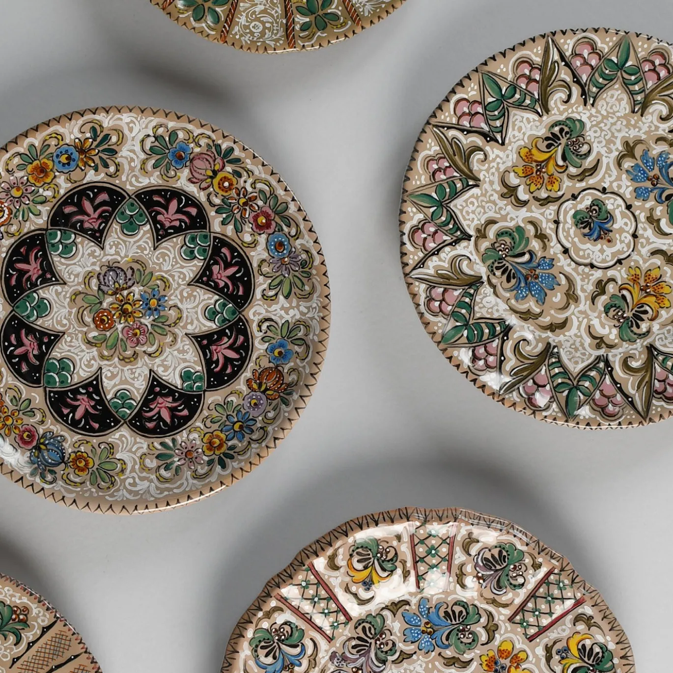 Set di Due Piatti Decorativi in Ceramica Policroma #1
