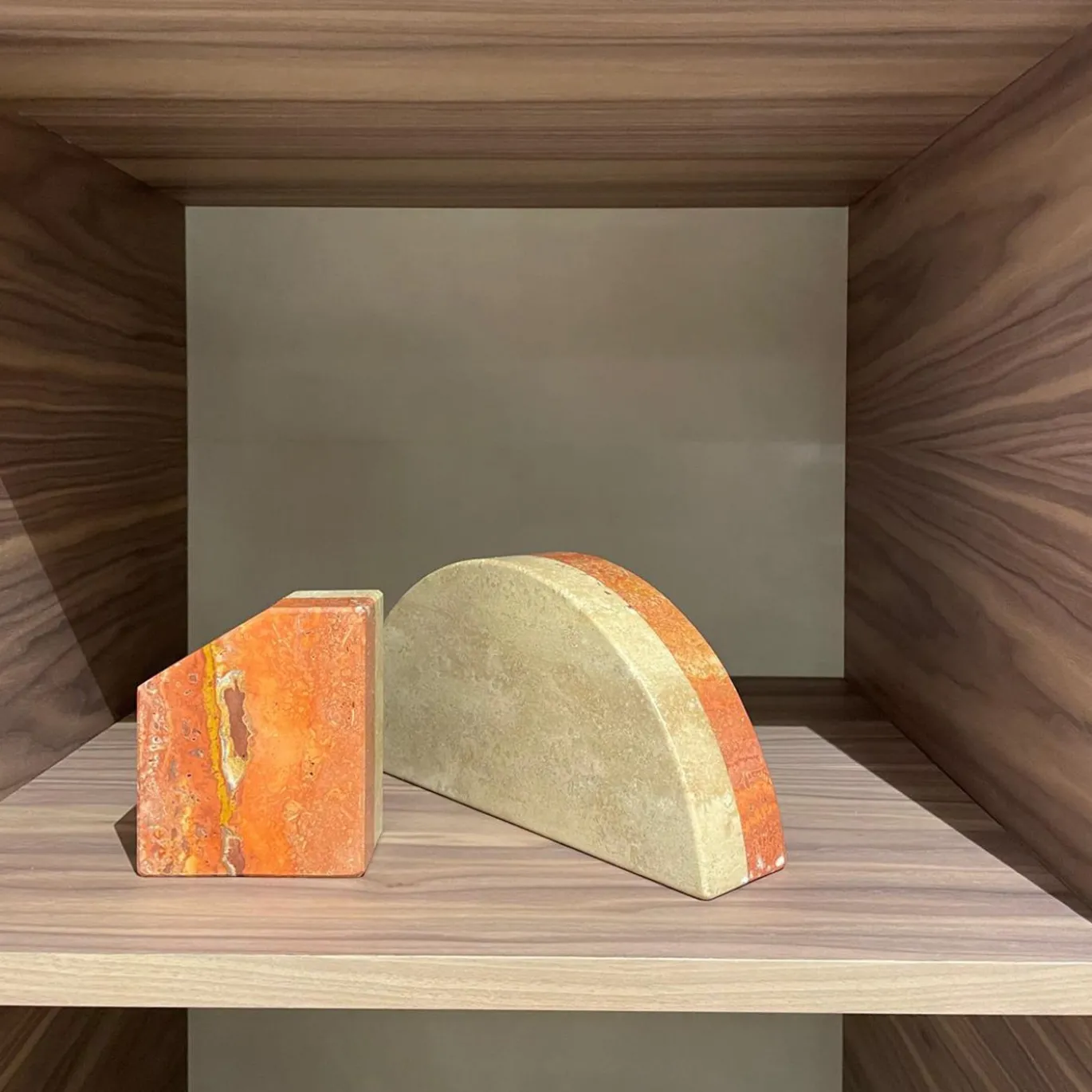 Set di 2 Fermalibri D-ENDS in Travertino Romano e Persiano