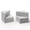 Set di 2 fermalibri Kilos in marmo di Carrara bianco di Elisa Ossino