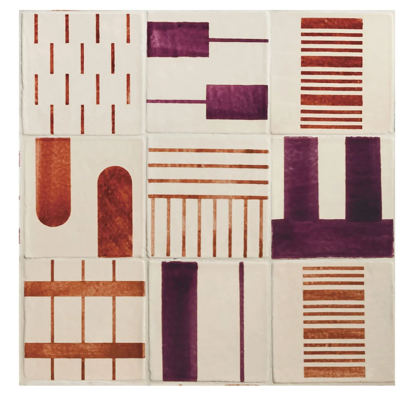 Set di 44 Piastrelle Alfabeto in Terracotta Bianca e Viola di Margherita Rui