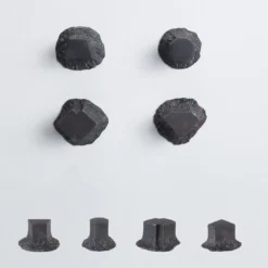 Set di 4 pomelli neri per porte Solido #4 di Nicole Valenti