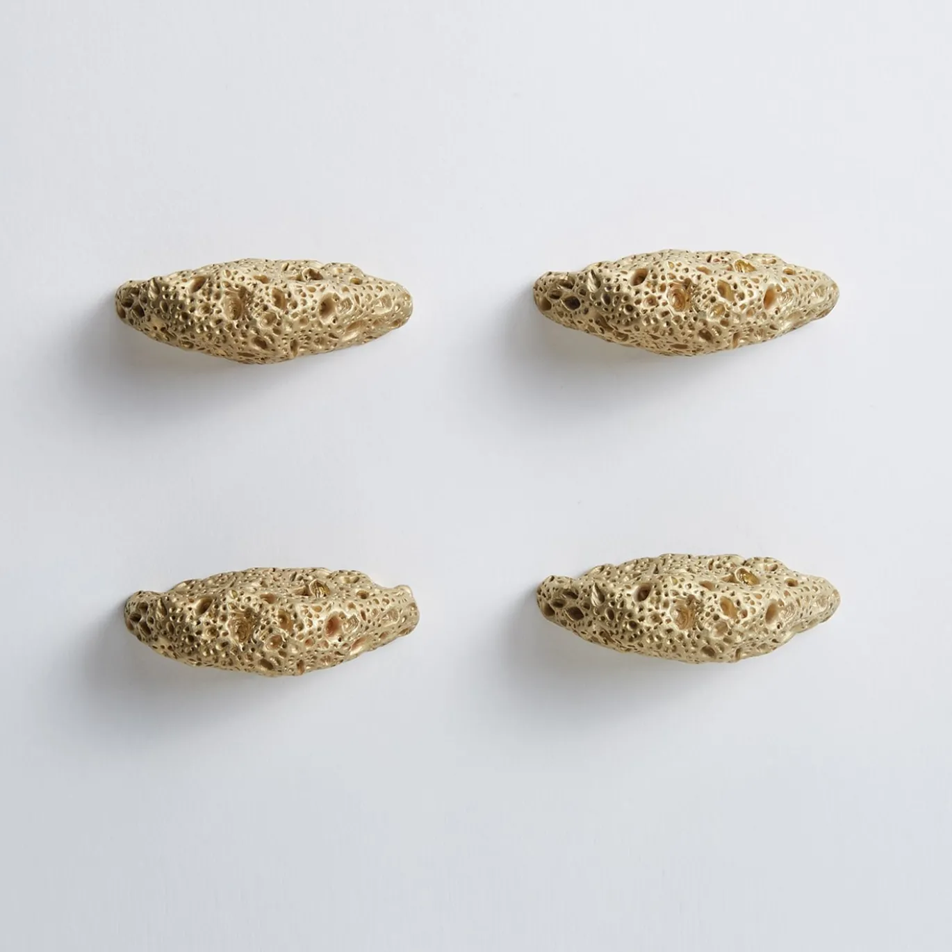 Set di 4 pomelli per porte in ottone Madrepora di Nicole Valenti