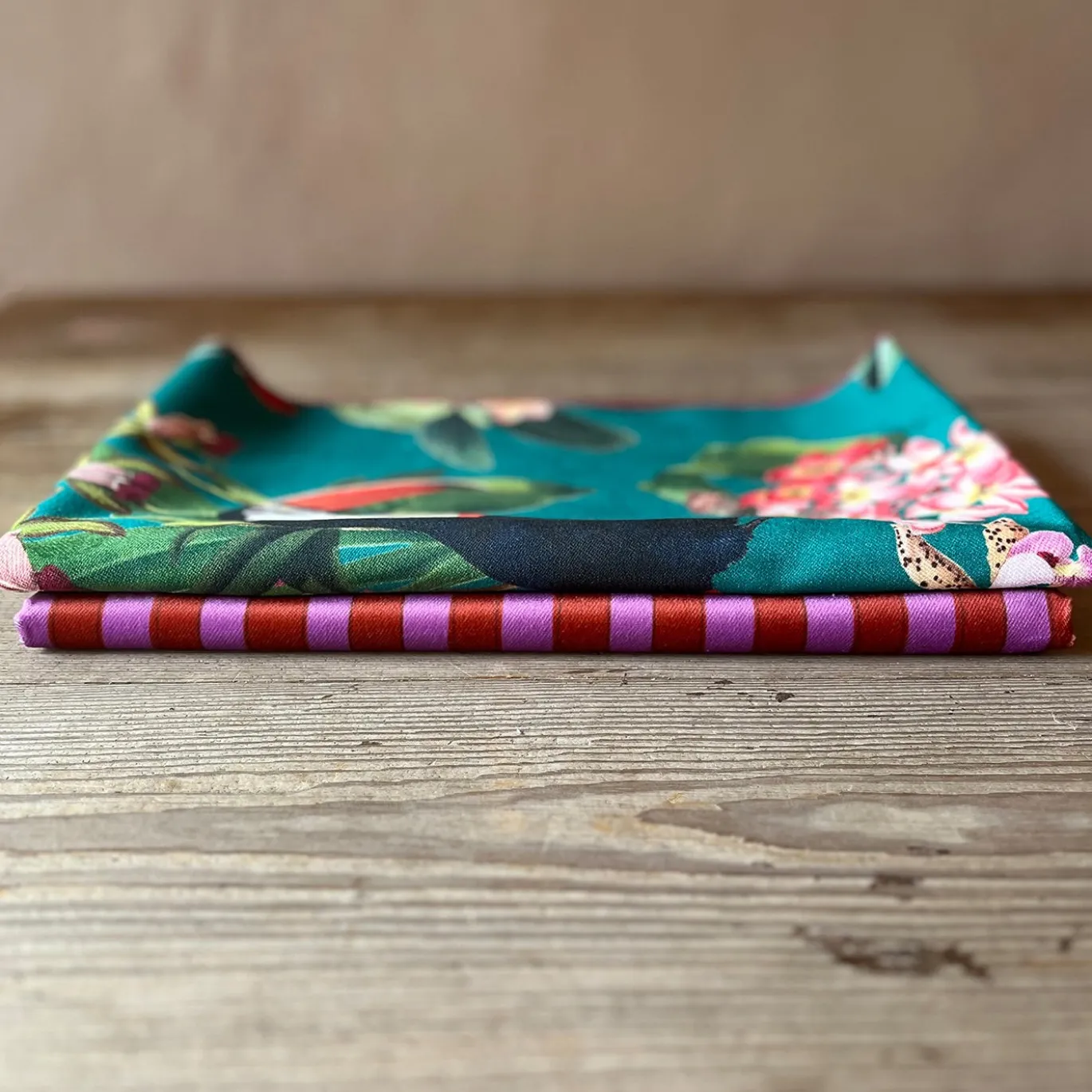 Set di 2 runner tropicale e a righe rosa