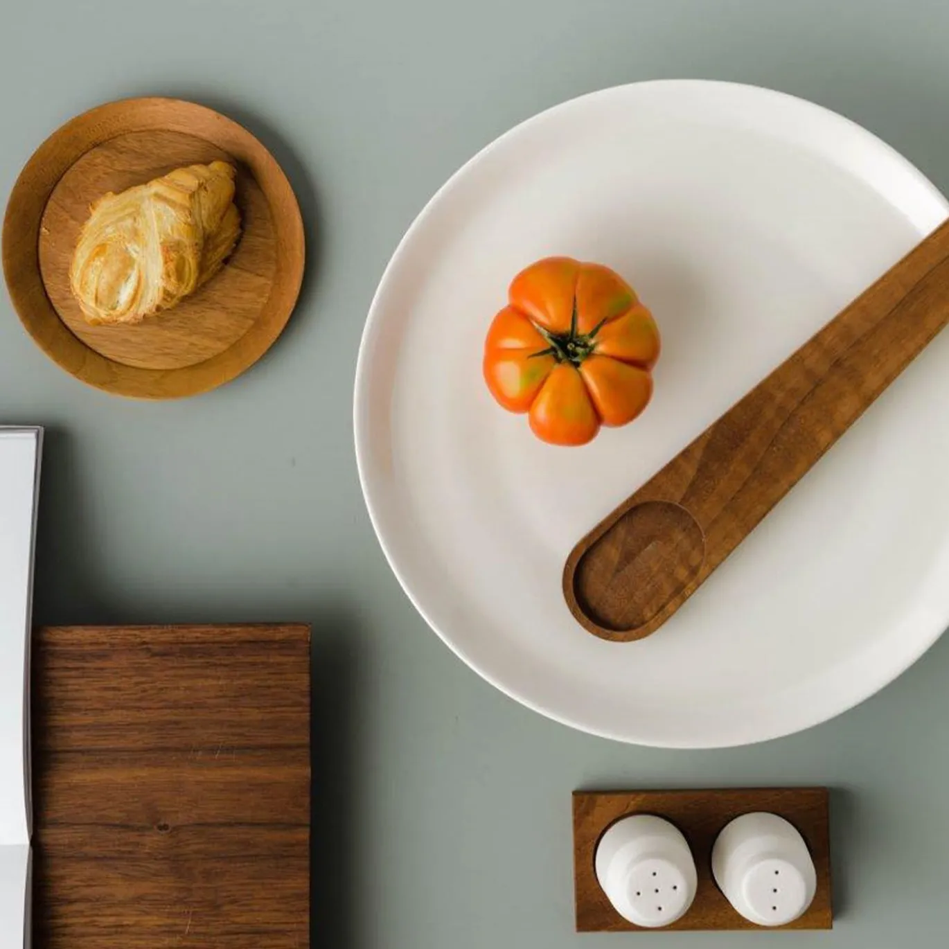 Set di saliera e pepiera in ceramica bianca