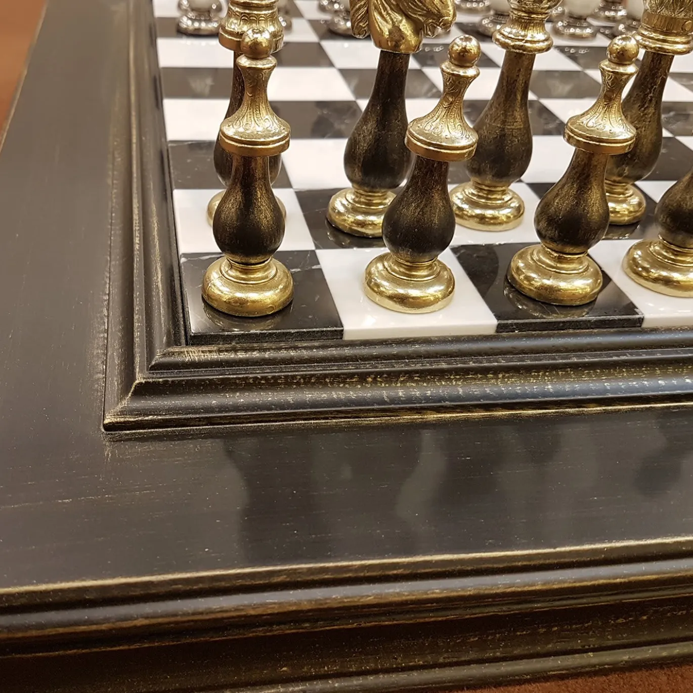 Set di scacchi ornato di arabeschi