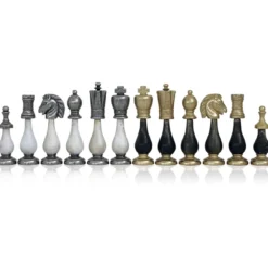 Set di scacchi ornato di arabeschi