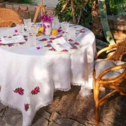 Set di 2 sotto piatti rotondi in lino bianco e rosa Bougainville