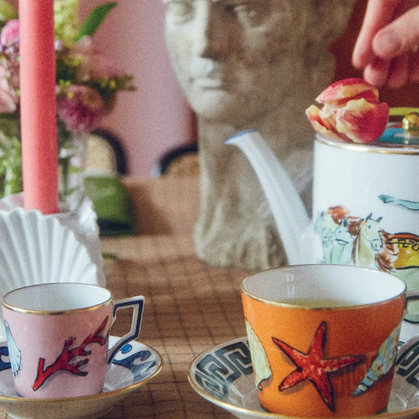 Set di 2 tazze e piattini da caffè Il Viaggio di Nettuno di Luke Edward Hall
