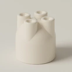 Set di 4 tazze e piattini scultorei UUUUccio in ceramica lucida bianca