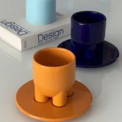 Set di 4 Tazze e Piattini Scultorei UUUUccio in Ceramica Lucida Cobalto