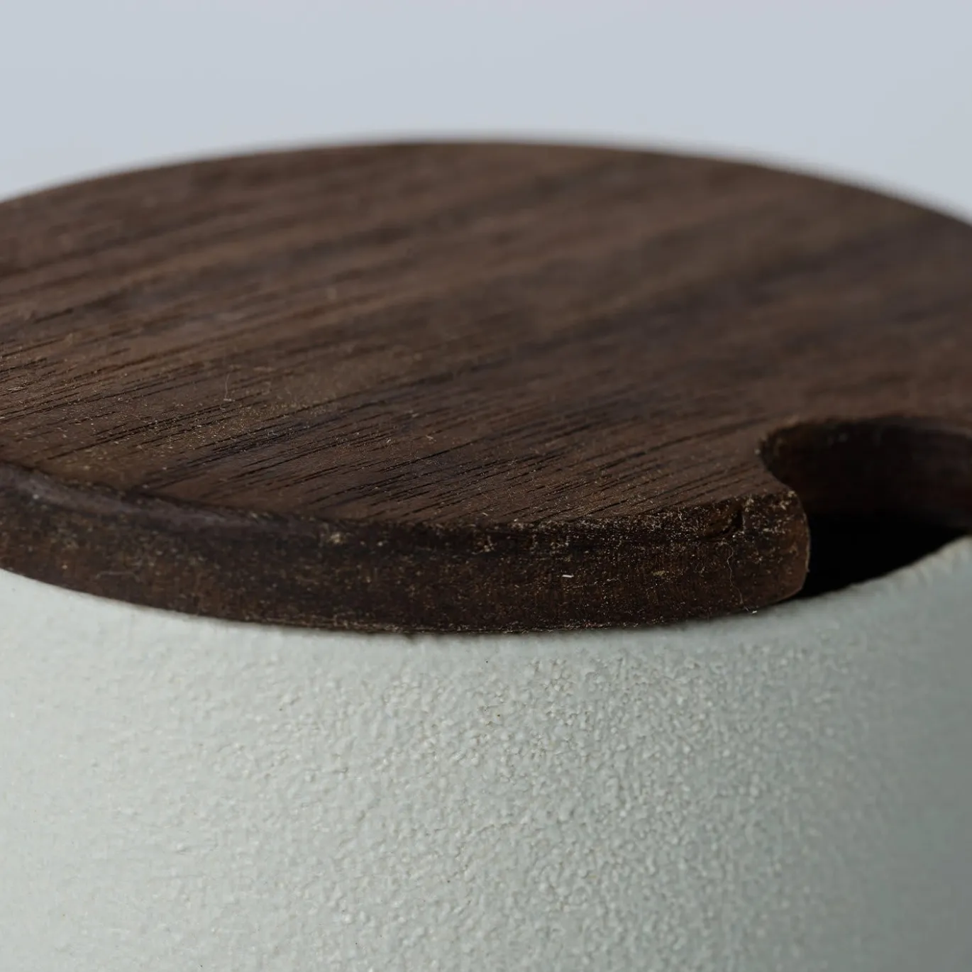 Set di 2 tazze in ceramica bianca e zuccheriera con coperchio in legno