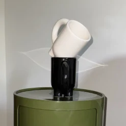 Set di 4 tazze scultoree mUUUUg in ceramica lucida nera