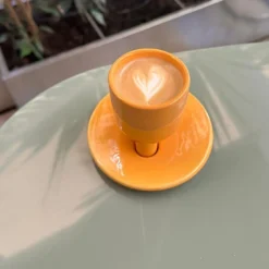 Set di 4 tazzine da espresso e piattini scultorei cUUUp in ceramica lucida Mango