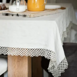 Set di tovaglie e tovaglioli in lino con macramè