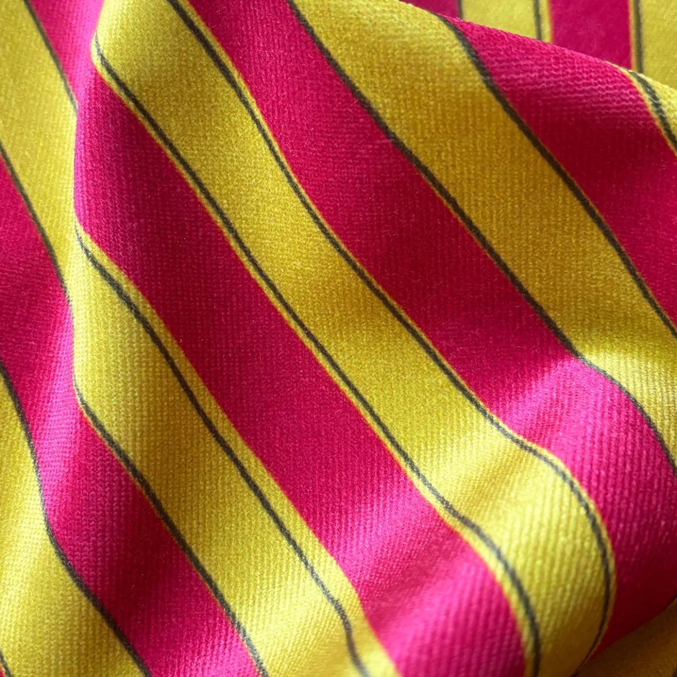 Set di 4 tovagliette a righe gialle e fucsia