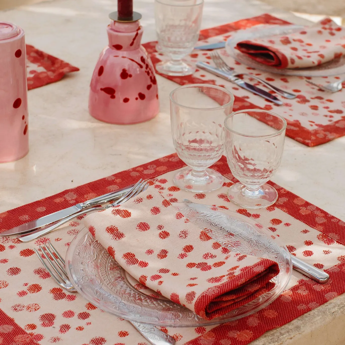 Set di 2 tovagliette fucsia e rosse con tovaglioli