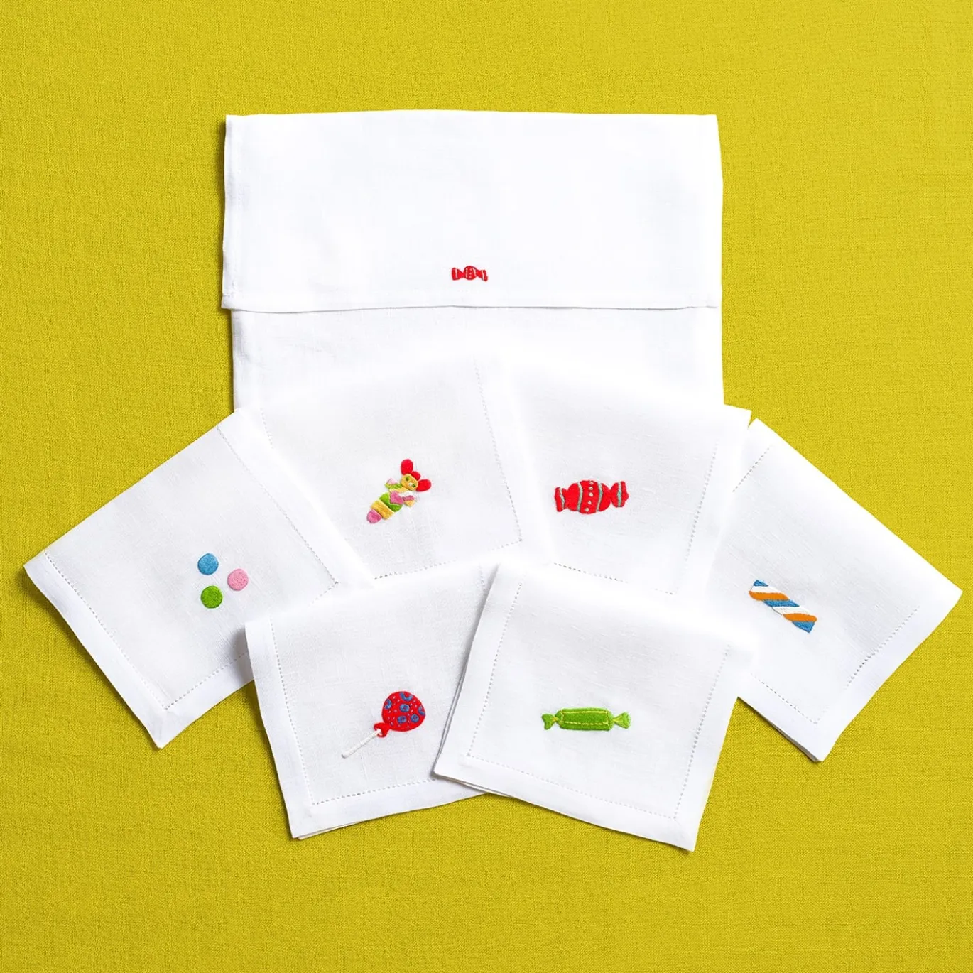 Set di 6 tovagliette per bevande in lino ricamate a mano Candy