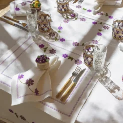 Set di 4 tovagliette ricamate Margherita Viola in lino