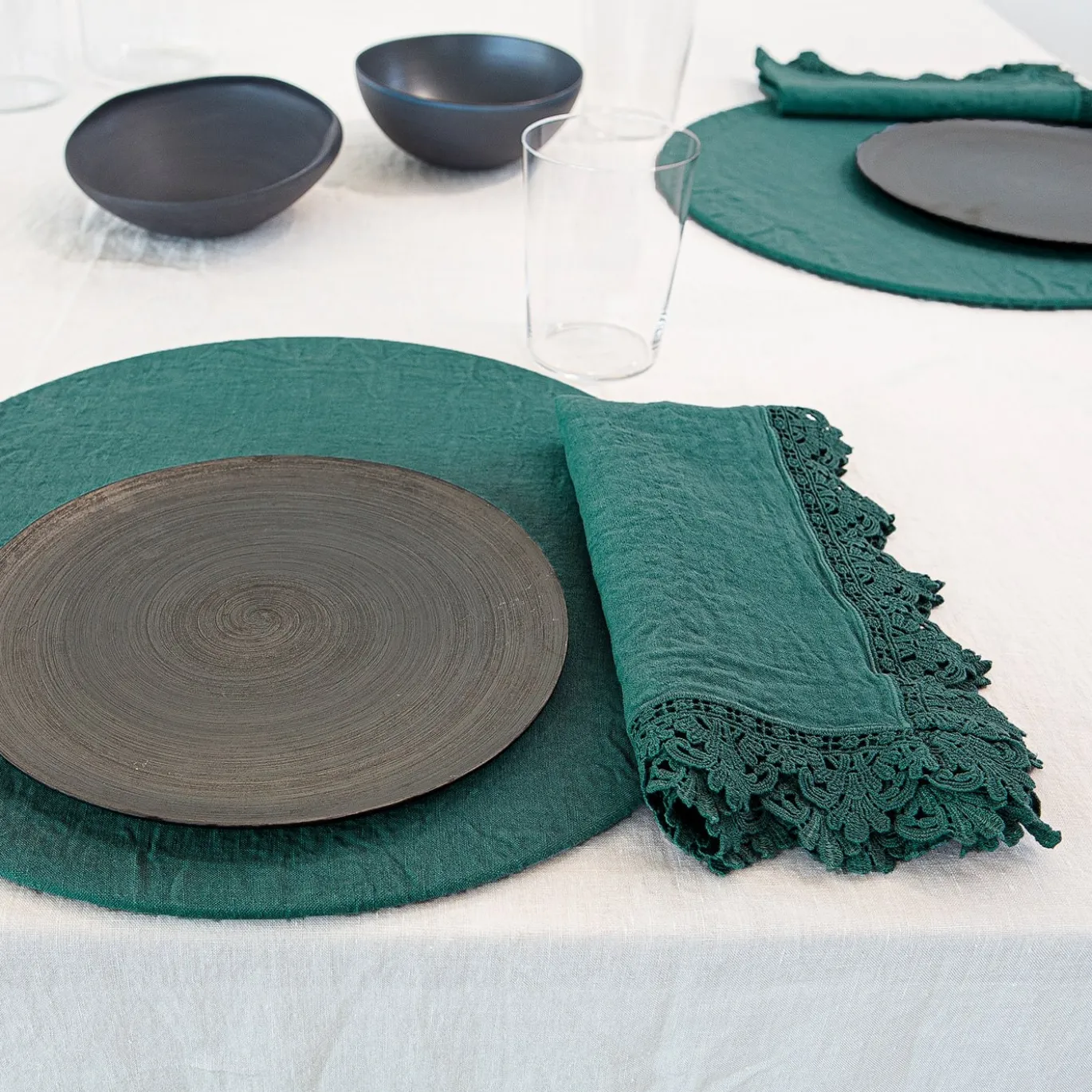Set di 4 Tovagliette Rotonde Foresta in Lino con Supporto in Sughero