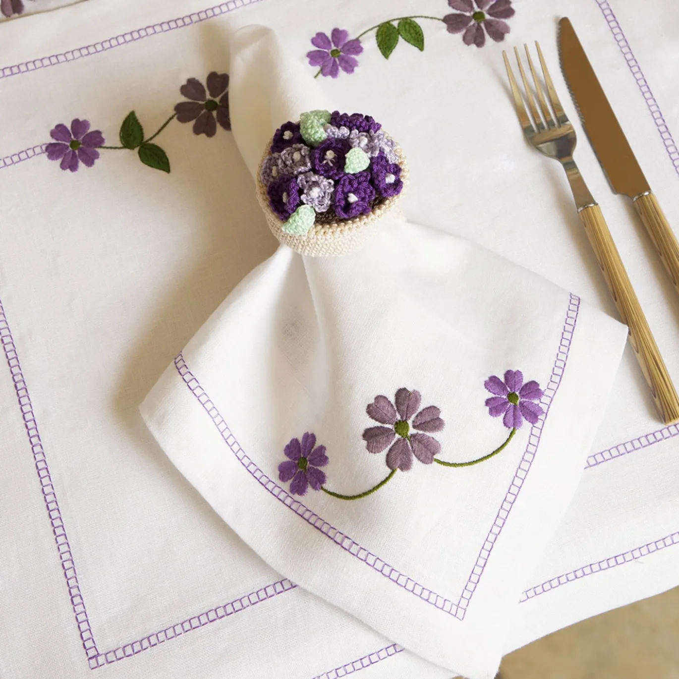 Set di 4 Tovaglioli Ricamati Margherita Viola in Lino