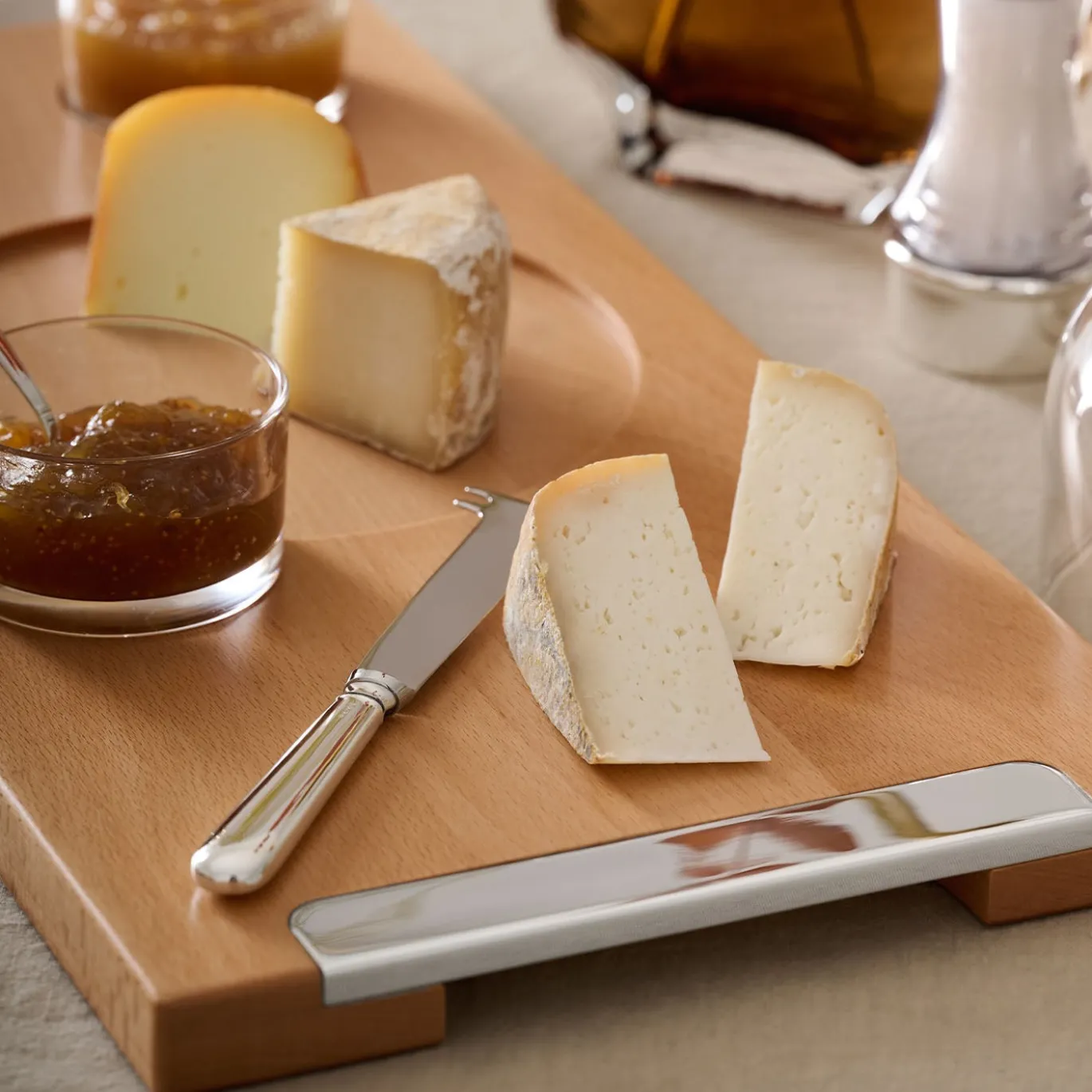 Set formaggio Essentia con tagliere in legno di faggio, campana in vetro e ciotole