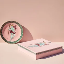 Sottopiatto/Centrotavola Il Viaggio di Nettuno in Porcellana Rosa di Luke Edward Hall