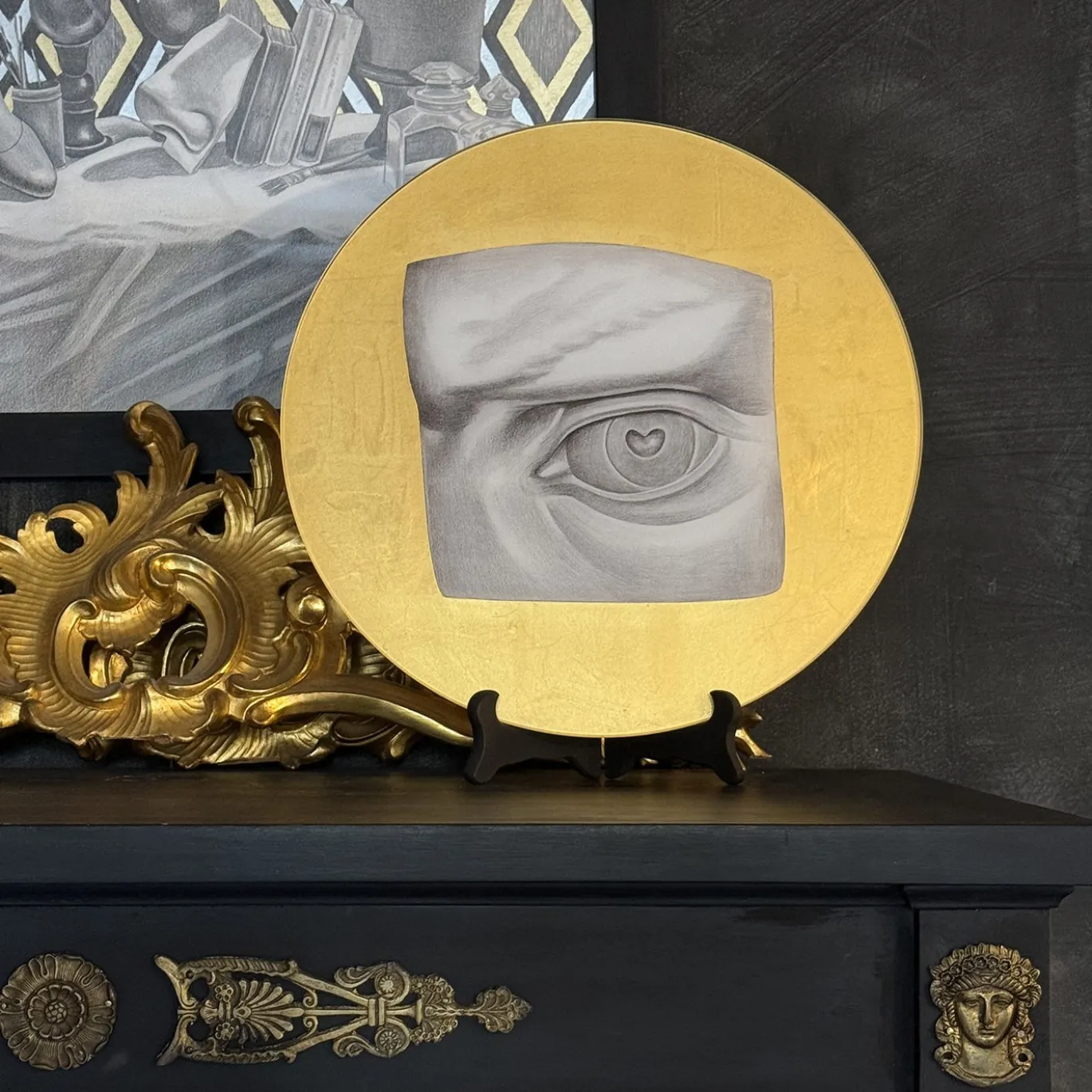 Sottopiatto rotondo La Visione in vetro grafite con dettagli in foglia d'oro
