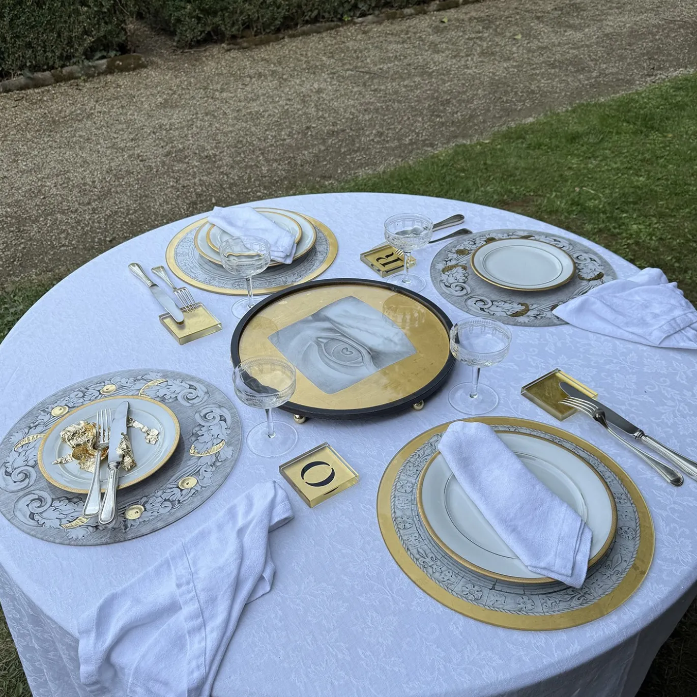 Sottopiatto rotondo La Visione in vetro grafite con dettagli in foglia d'oro