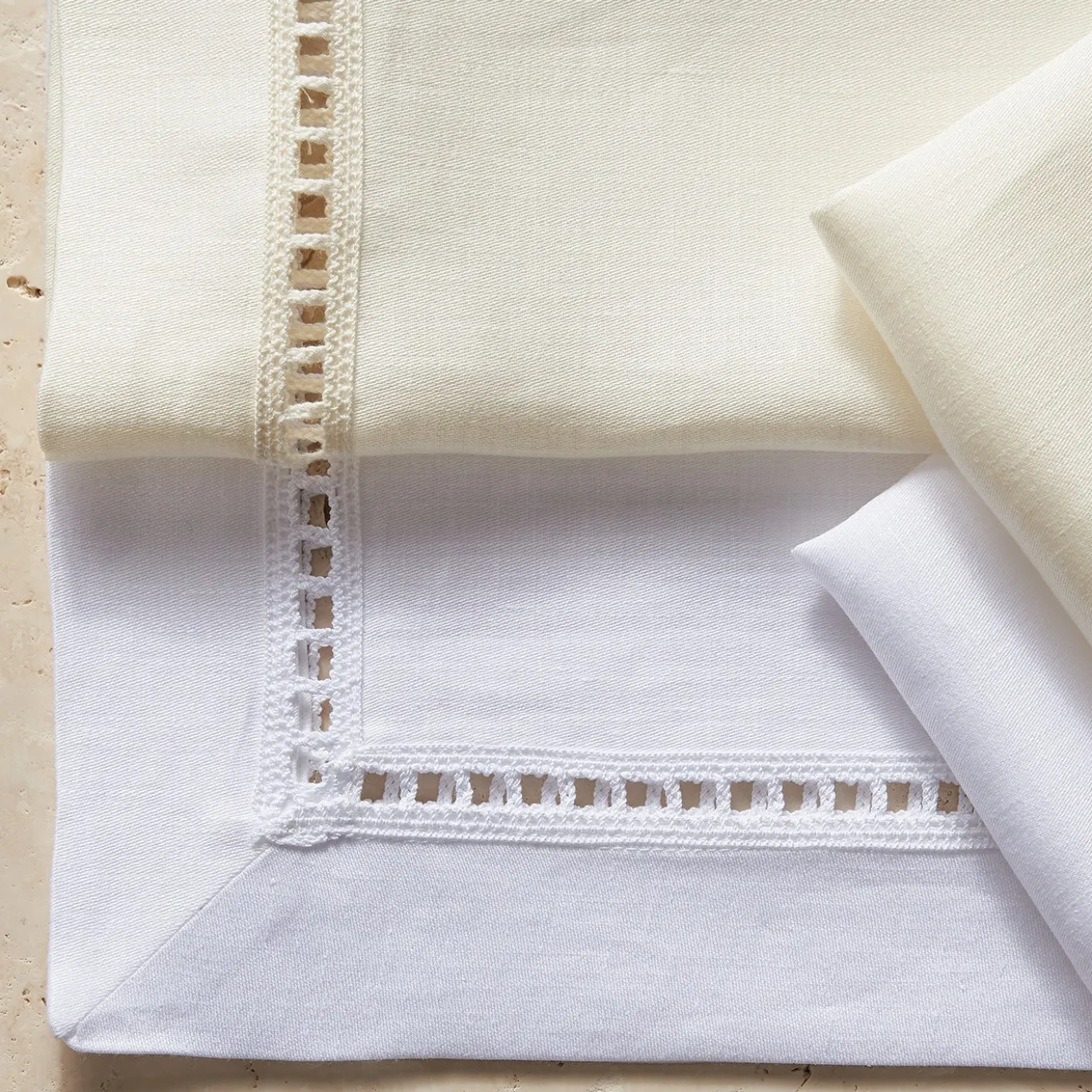Table Linens Tovaglia in Lino Avorio con Inserto in Raso Entre-Deux