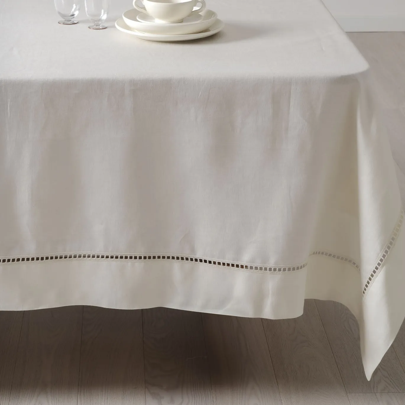 Table Linens Tovaglia in Lino Avorio con Inserto in Raso Entre-Deux