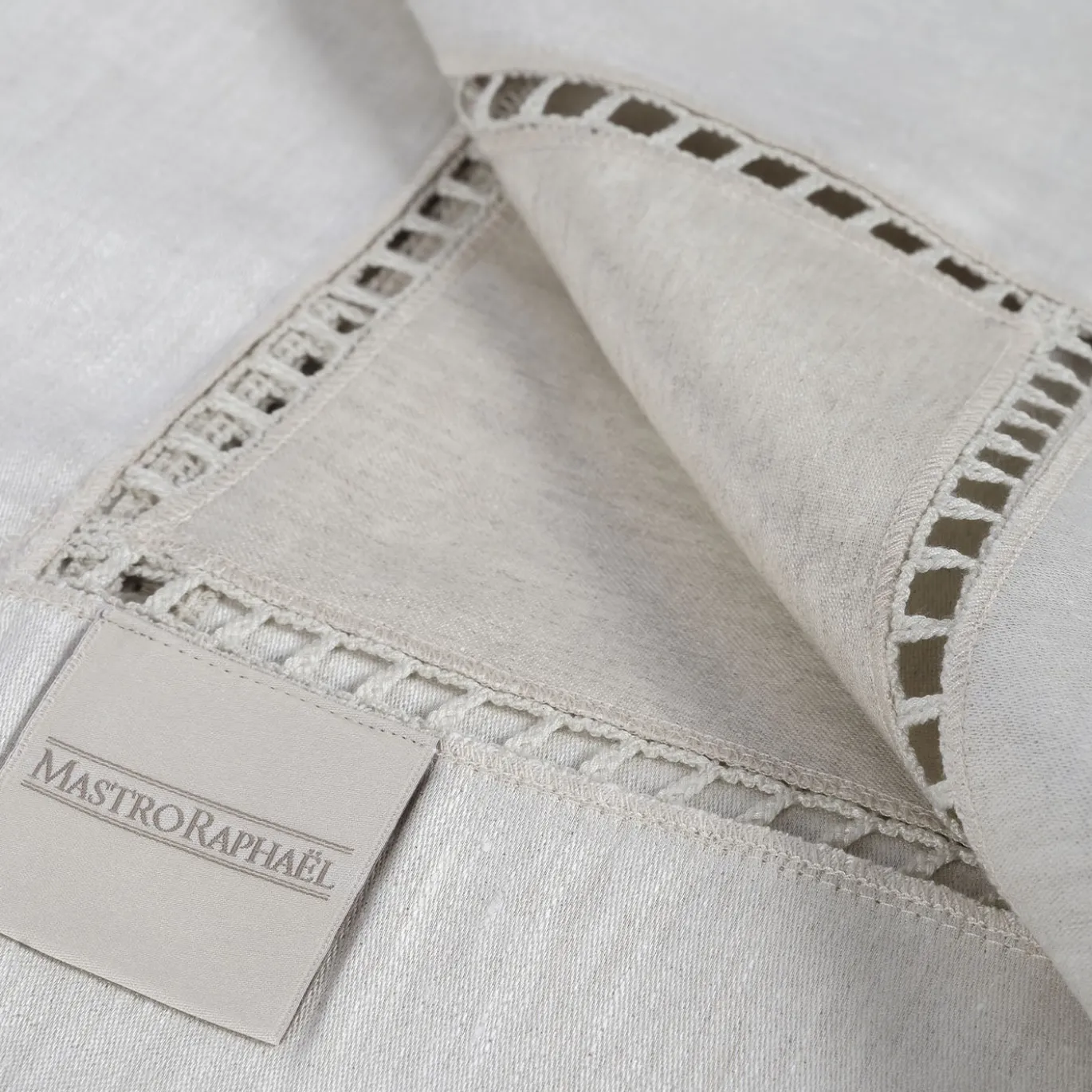 Table Linens Tovaglia in Lino Beige con Inserto in Raso Entre-Deux