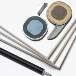 Tagliacarte Segno in cromo e pelle blu