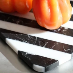 Tagliere Alice in bianco e nero di Bethan Gray