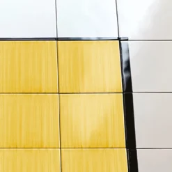 Tappeto Composizione ceramica giallo totale di Giuliano Andrea dell'Uva 120 X 80 con bordo nero