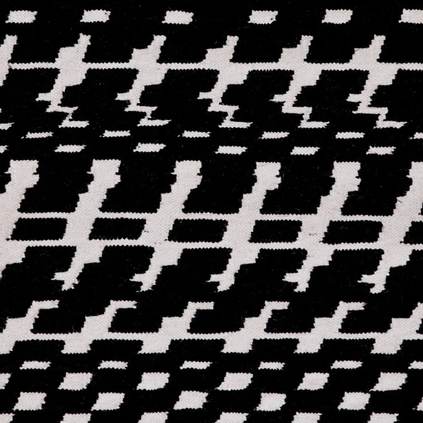 Tappeto Fuoritempo Kilim bianco e nero di Paolo Giordano e Nicole Jeanneret
